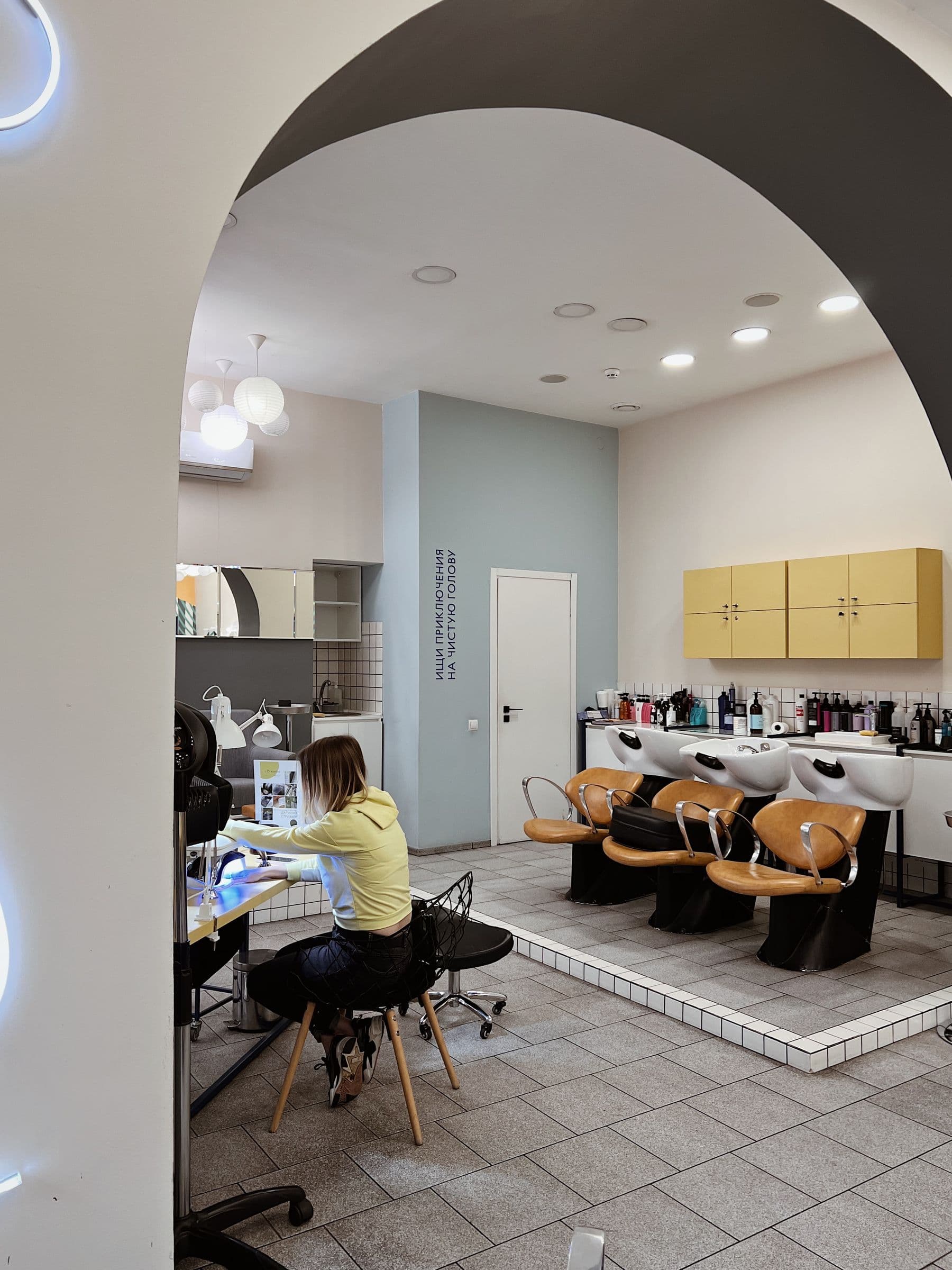 Interior organizado de um salão de beleza